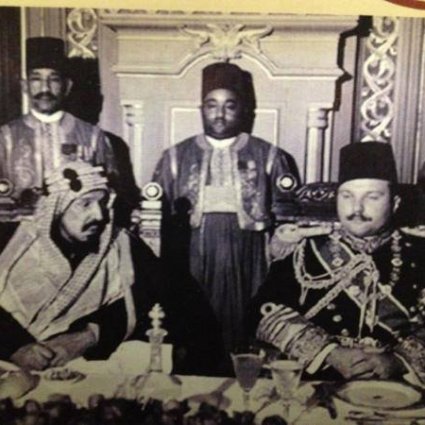 أضحك الملك عبد العزيز على المائدة جميع الحاشية!!