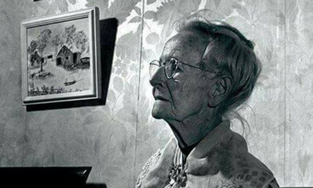 من عجوز فلاحة إلى أشهر فنانة في الرسم بالعربيك