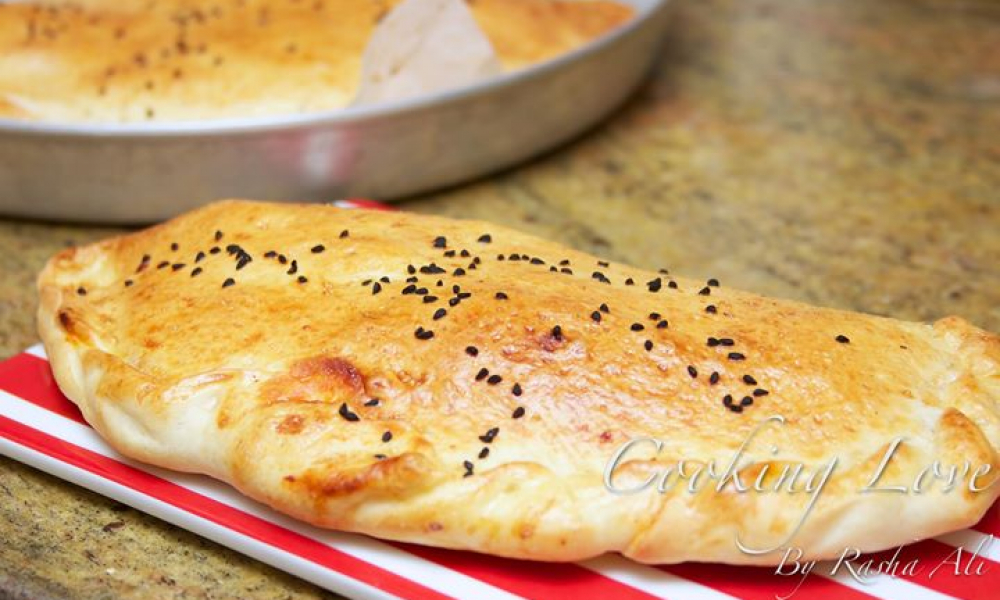 الكالزوني بالجبنة والسلامي