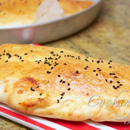 الكالزوني بالجبنة والسلامي