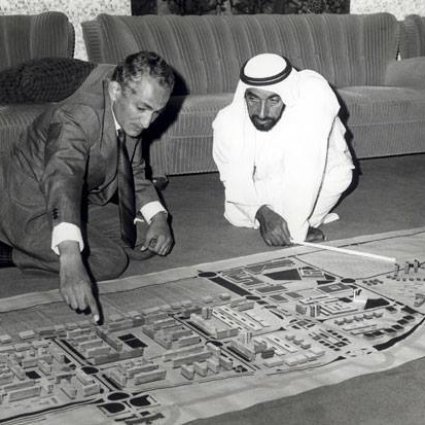 الشيخ زايد مع طموحه في هندسة العمارة 