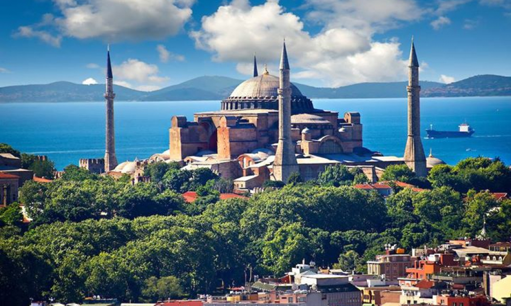 مسجد آيا صوفيا ... التحفة الأعظم في إسطنبول .. أكبر كنيسة في العالم في زمانها حين بناها الإمبراطور جستنيان في القرن...