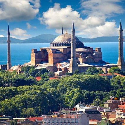 مسجد آيا صوفيا ... التحفة الأعظم في إسطنبول .. أكبر كنيسة في العالم في زمانها حين بناها الإمبراطور جستنيان في القرن...