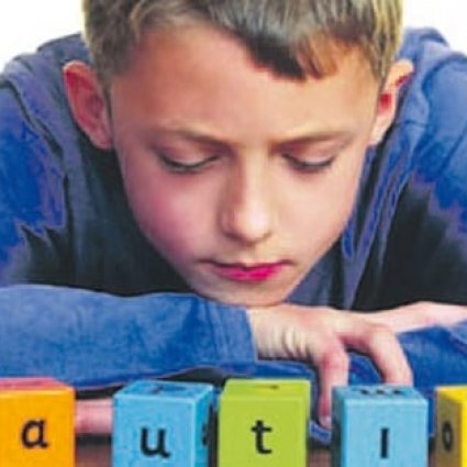  ما هو تفسير سلوك الرفرفة لدى طفل اضطراب التوحد؟