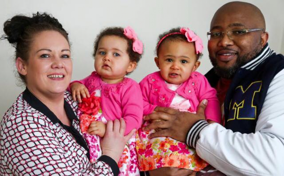 أول توأم أسود وأبيض يولد من نفس البويضة في بريطانيا!