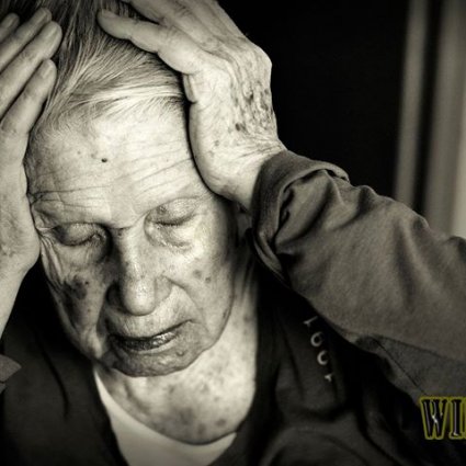 ما الذي يفعله مرض الزهايمر بالدماغ؟